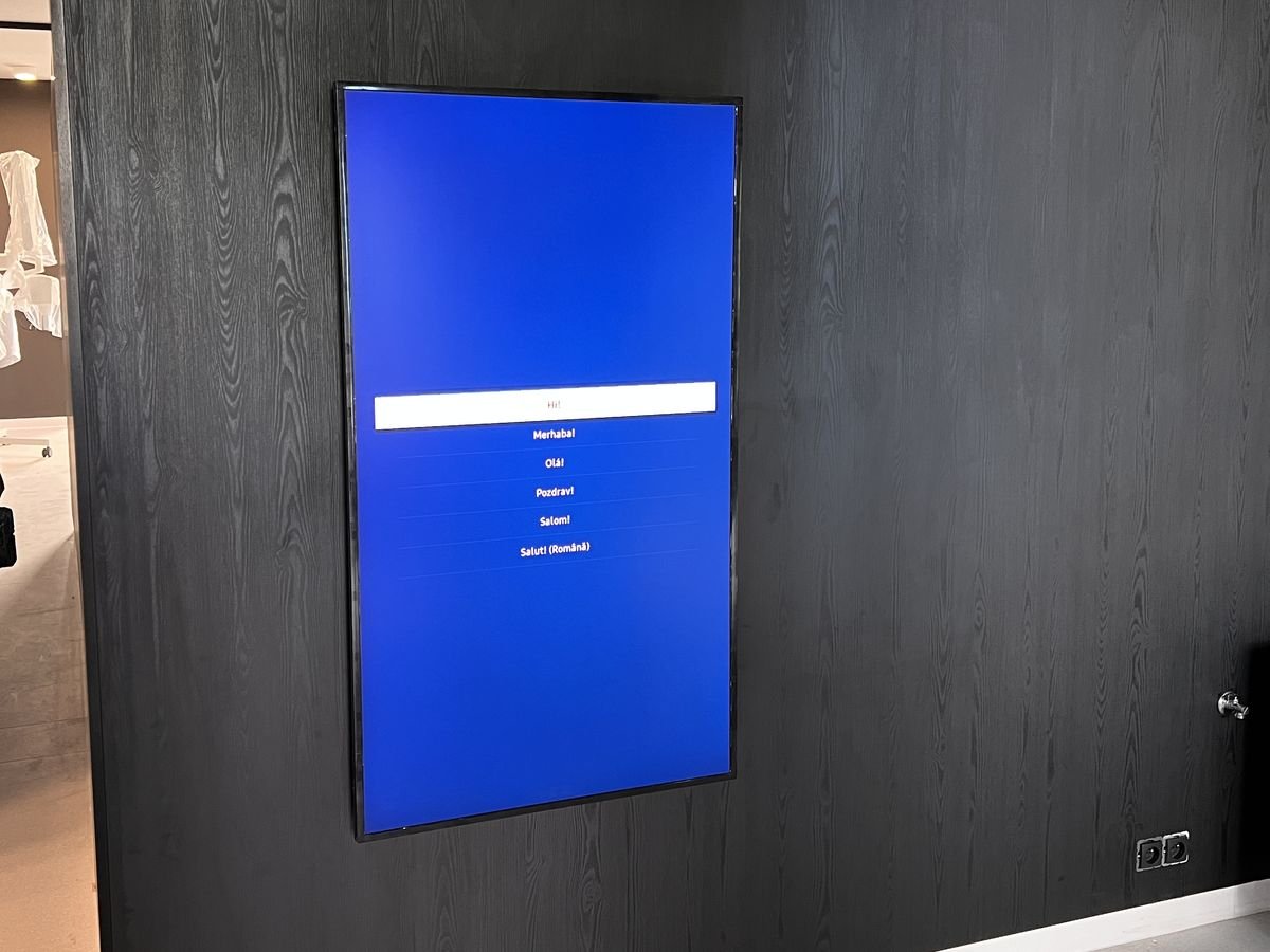 Ekran Digital Signage w orientacji pionowej zamontowany w holu biurowca – Doorox Opole