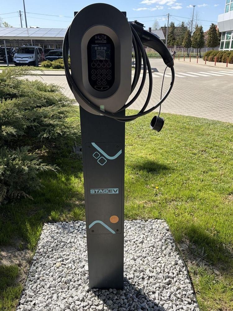 Ładowarka do samochodów elektrycznych STAGEV na stanowisku parkingowym – instalacje elektryczne Opole, Doorox