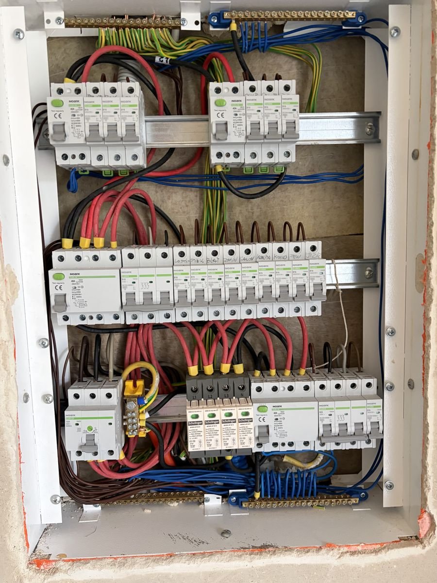 Rozdzielnica elektryczna z wyłącznikami różnicowoprądowymi i ochroną przepięciową – Doorox Opole