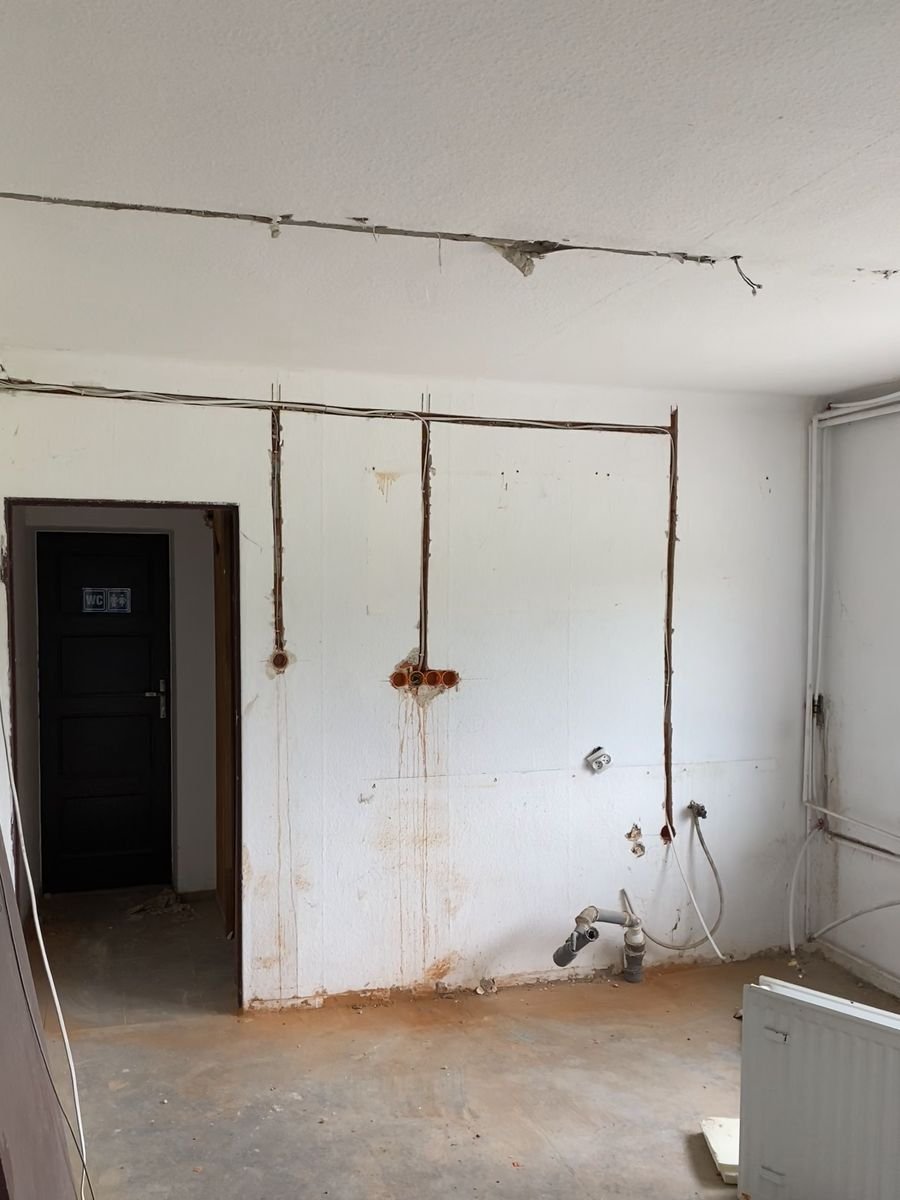 Instalacja elektryczna prowadzona w bruzdach przed tynkowaniem – wymiana instalacji Opole, Doorox