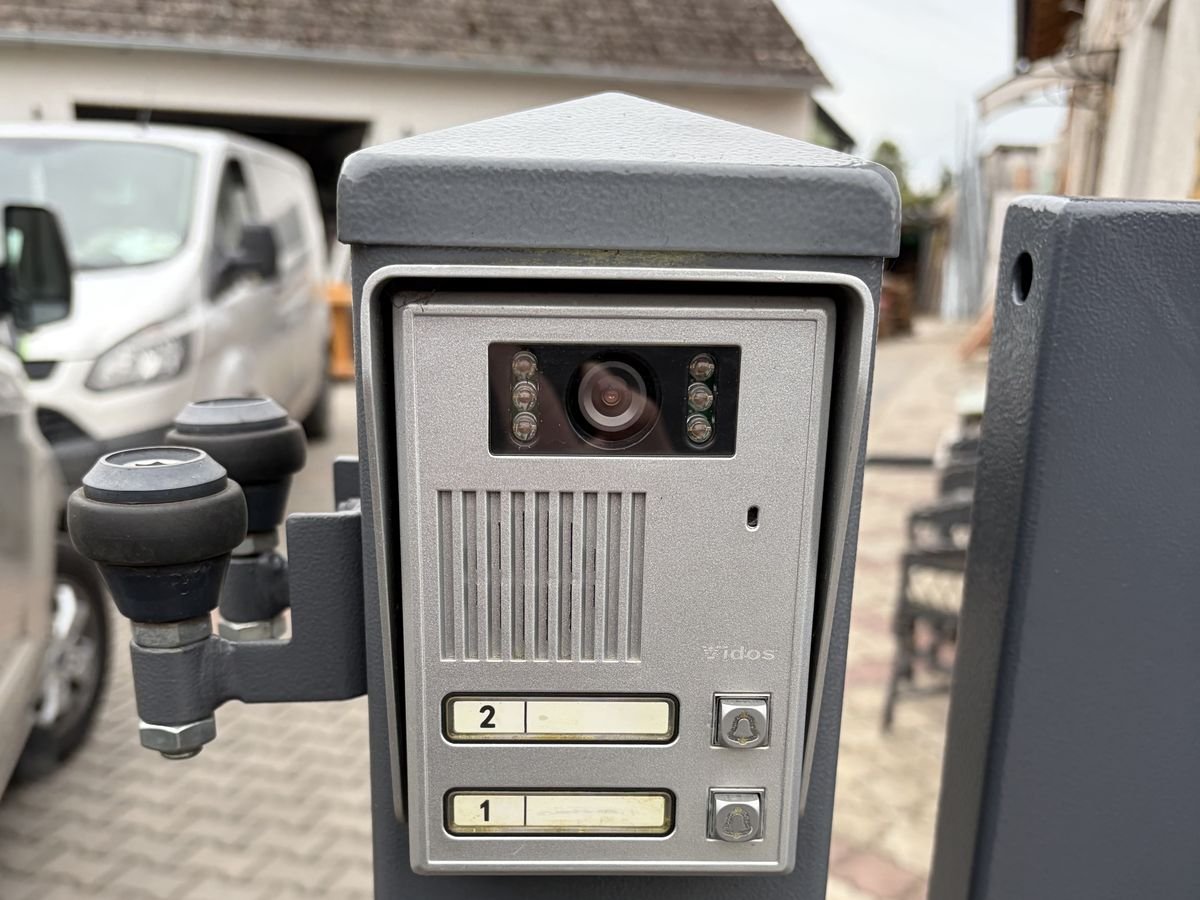 Wideodomofon dwurodzinny zamontowany na słupku przy bramie wjazdowej – Doorox Opole