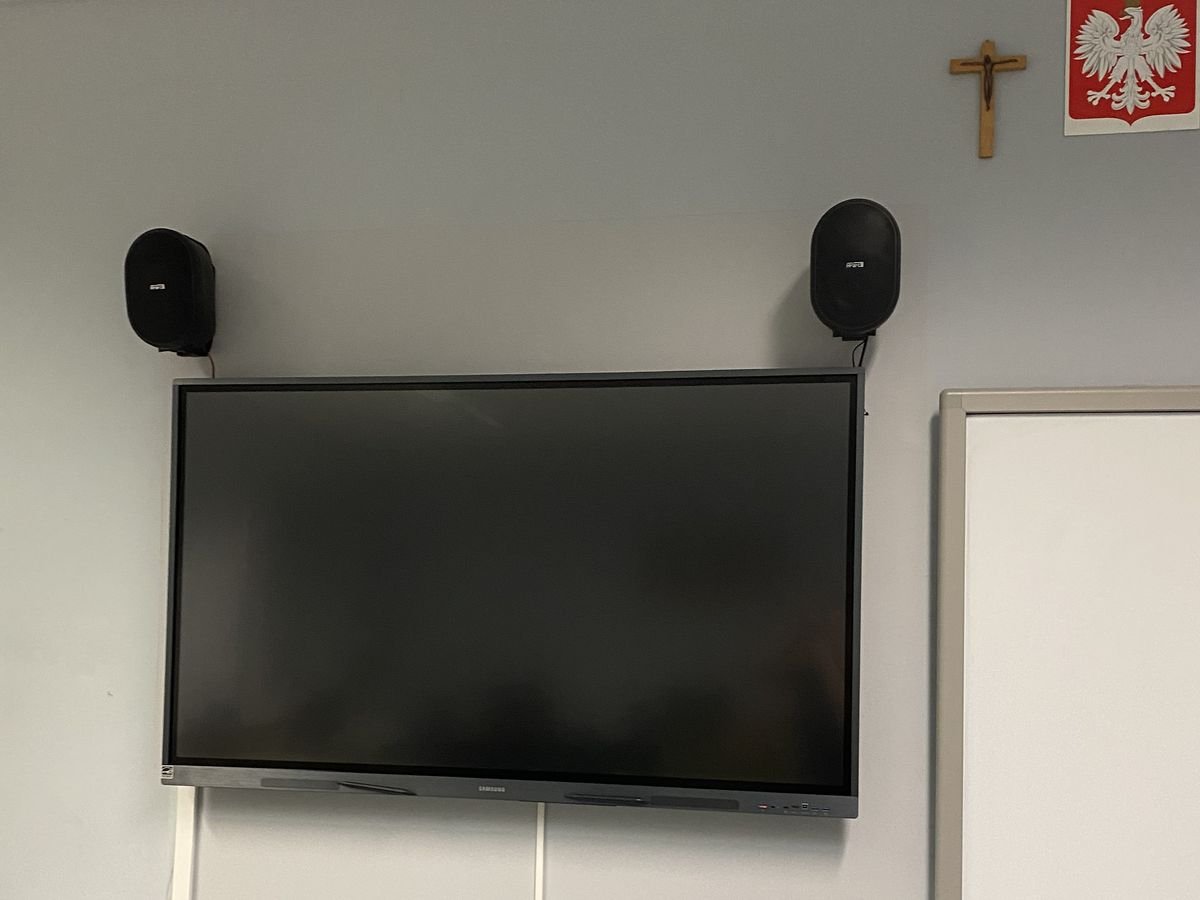 Głośniki naścienne po bokach monitora interaktywnego w sali lekcyjnej – Doorox Opole