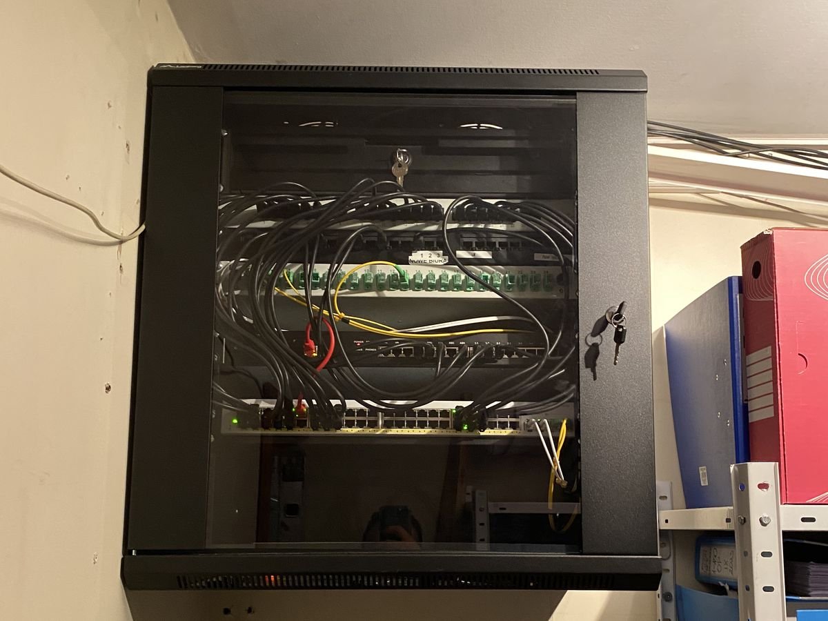 Szafa rack z patch panelem i switchem – instalacja sieci LAN, Doorox Opole