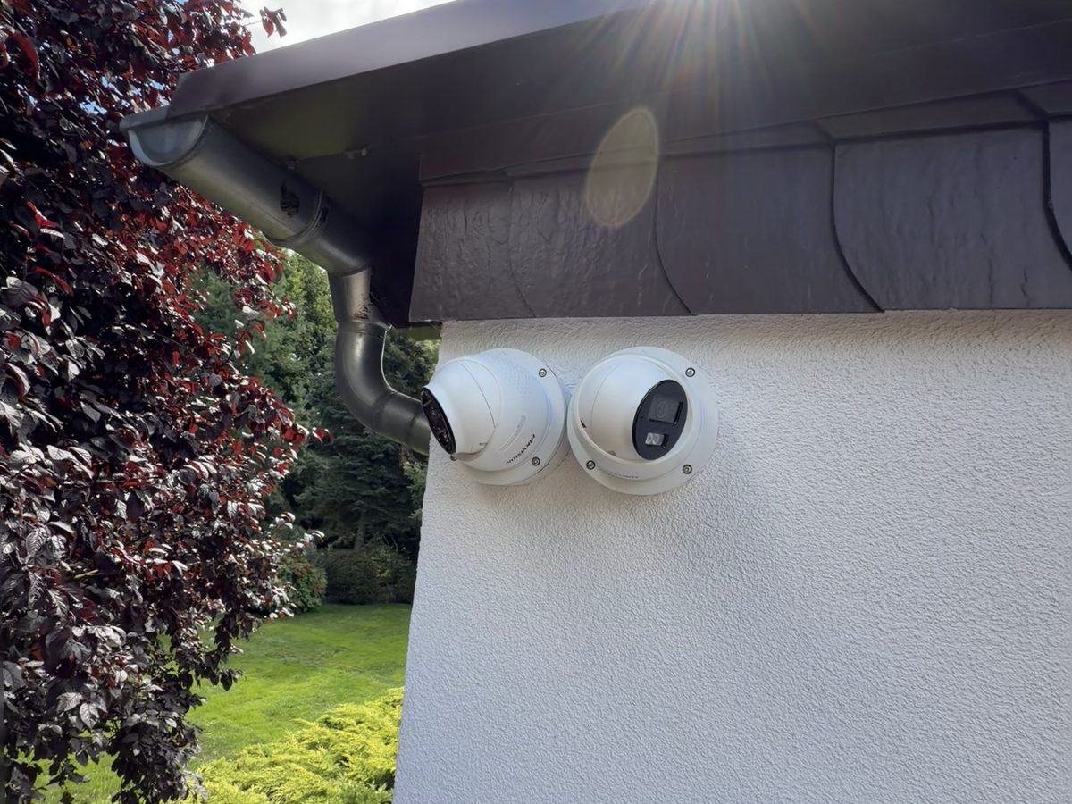 Montaż kamer kopułkowych IP na elewacji domu – monitoring CCTV Opole, Doorox