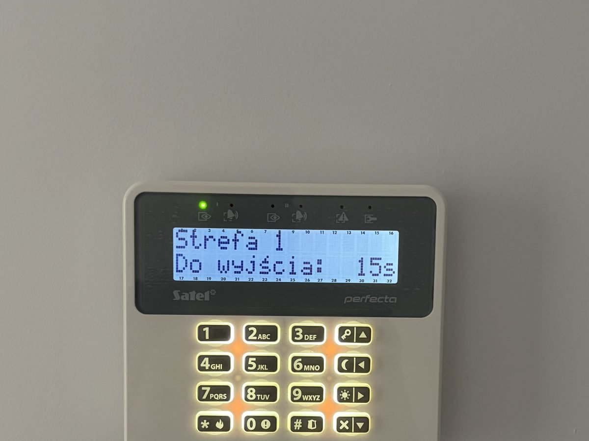 Manipulator systemu alarmowego Satel na ścianie – montaż alarmu Opole, Doorox